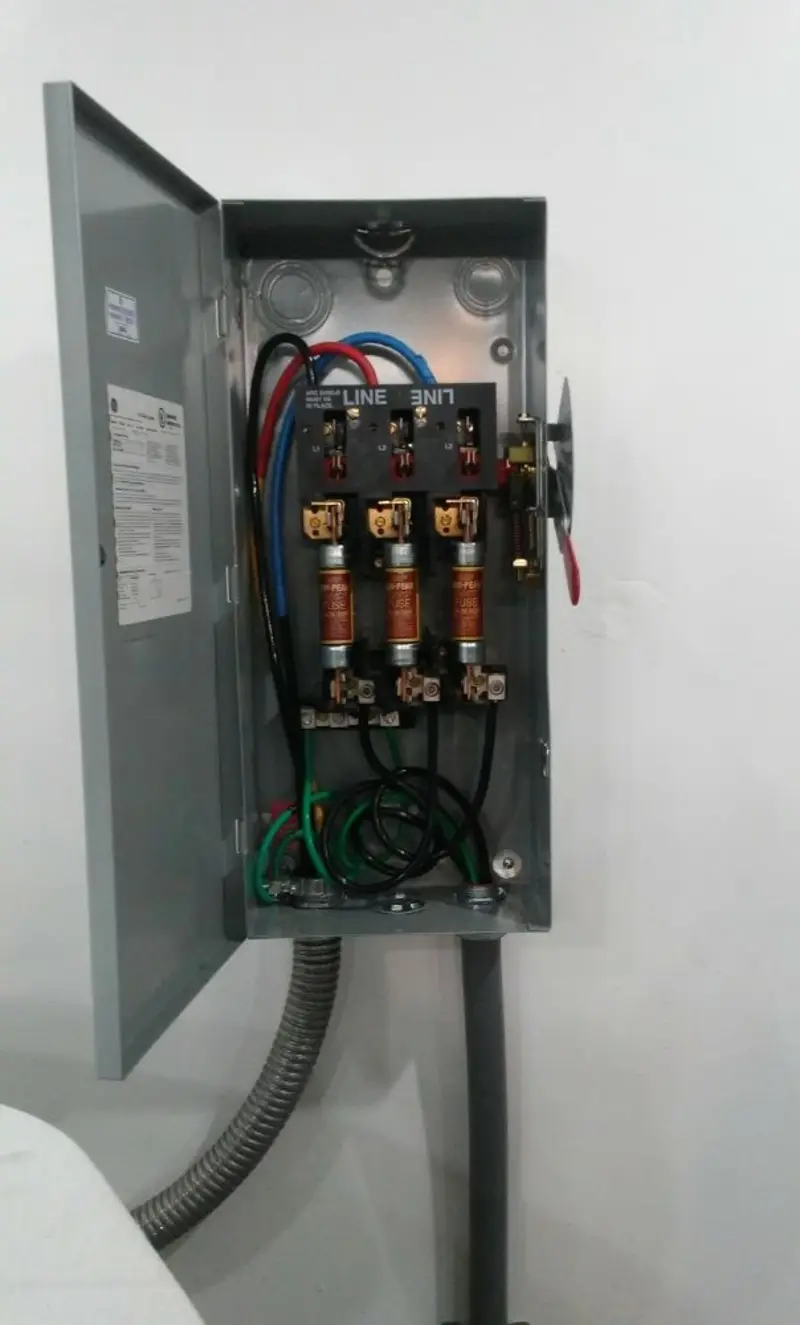 Three-phase disconnect switch installed for Smoke Detector Installation in Templeton